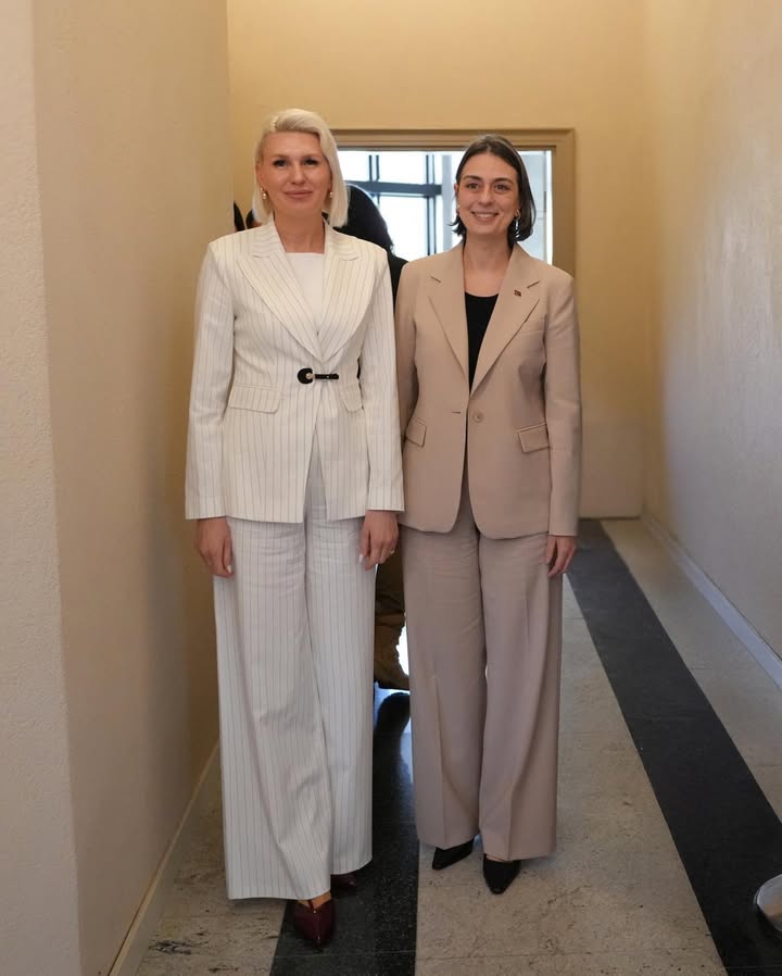 ceyhun_ertunc's tweet photo. Çalışkan, asil ve cesur başkanlar
Cehalet  en çok kadından korkar
İtibarsızlaştırılamayacak iki Cumhuriyet kadını https://t.co/HUQhmODDM4