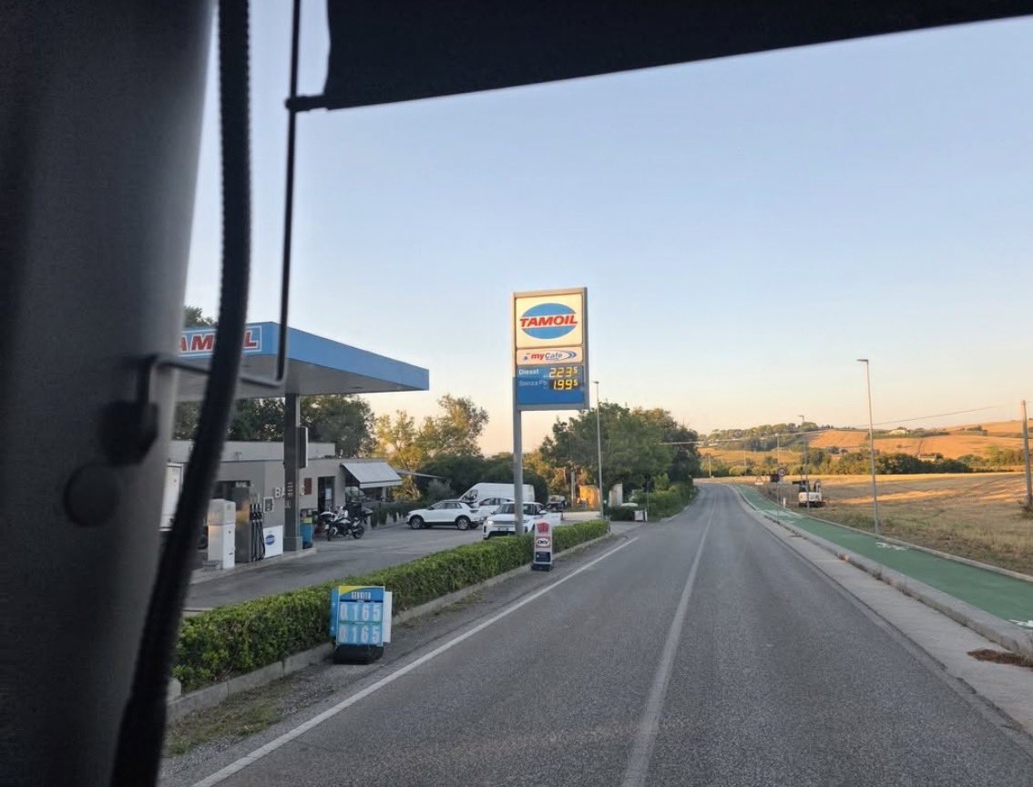 FrenkieWoody's tweet photo. Quando il petrolio viaggiava intorno ai 150 dollari al barile, un litro di carburante costava circa 1,70 euro. Oggi, con il greggio intorno agli 85 dollari, in molti distributori si sfiorano o si superano i 2,20 euro al litro. https://t.co/N5uycBeeiX