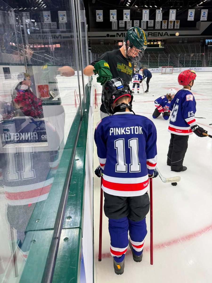 HowellVHockey's tweet photo. This week some of our Highlanders had the opportunity to volunteer at Hockey Challenge Camp. Such a great program that we are proud to be a part of. #OneHowell https://t.co/RwM7QuqFOx