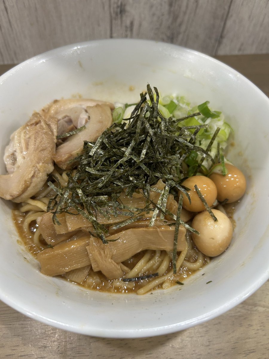 mekimiso0's tweet photo. 店主「お会計1400円になります」
俺「何？この味でこの雄山から金を取るのか！」
店主「毎度どうもです」
俺「ちっ」 https://t.co/GPZpaz8iTD