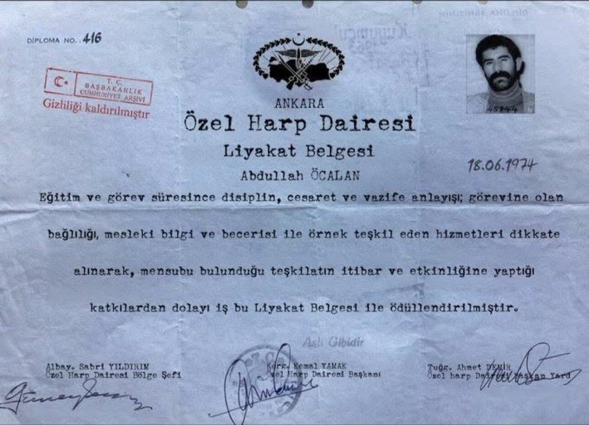 OdakTV1's tweet photo. İnternette son dönem en çok gezen görsel:

Terör örgütü sözde lideri Abdullah Öcalan’ın “Özel Harp Dairesi Liyakat Belgesi” iddia edilen bir görsel internette dolaşıyor. 

Kaynaksız dolaşan görselin yapay zeka mı olduğu gerçek mi olduğu bilinmiyor. https://t.co/hdVeJKjymI