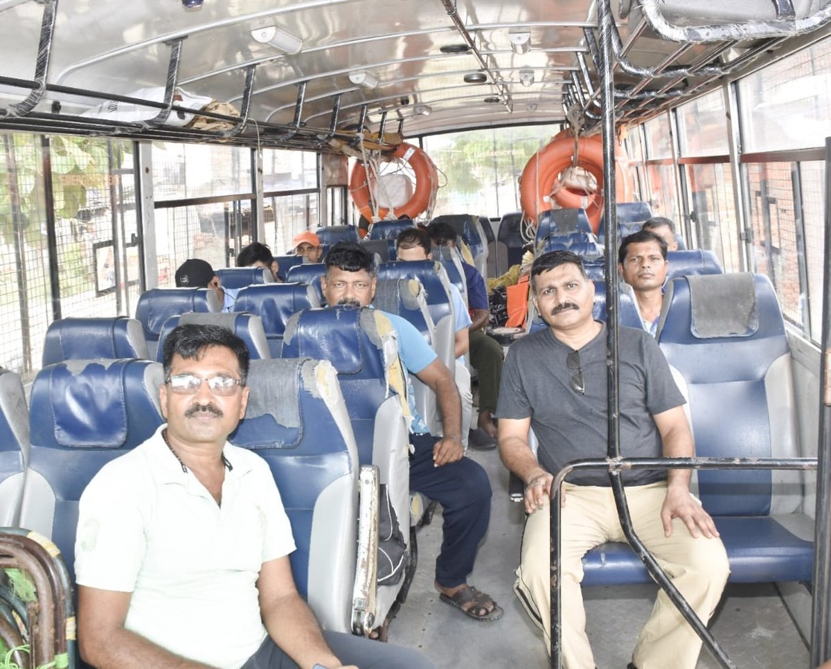 infokhedagog's tweet photo. અતિભારે વરસાદની આગાહી વચ્ચે ખેડા તાલુકા વહીવટીતંત્ર સતર્ક બન્યું 

પ્રાંત અધિકારીશ્રી સુરજ બારોટ સહિતના ઉચ્ચ અધિકારીઓએ રસીકપુરા ગામની મુલાકાત લઈ નિચાણવાળા વિસ્તારના લોકો સાથે સંવાદ કરી પૂરની સ્થિતિમા સલામતની પગલા લેવા અપીલ કરી.

#Kheda #WeatherAlert #MonsoonUpdate https://t.co/LJaqtkGgjB