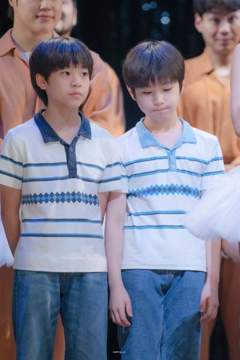 raspberry_pic's tweet photo. 260726 뮤지컬 빌리 엘리어트 무대인사
빌리 役 #박지후 #김우진
토니 役 (구준모)

 막내의 성장에 눈물 훔치는 토니형(?)
그리고 그냥 슬픈 셋째...
그냥 멋진 둘째 https://t.co/gaPBgCf66P