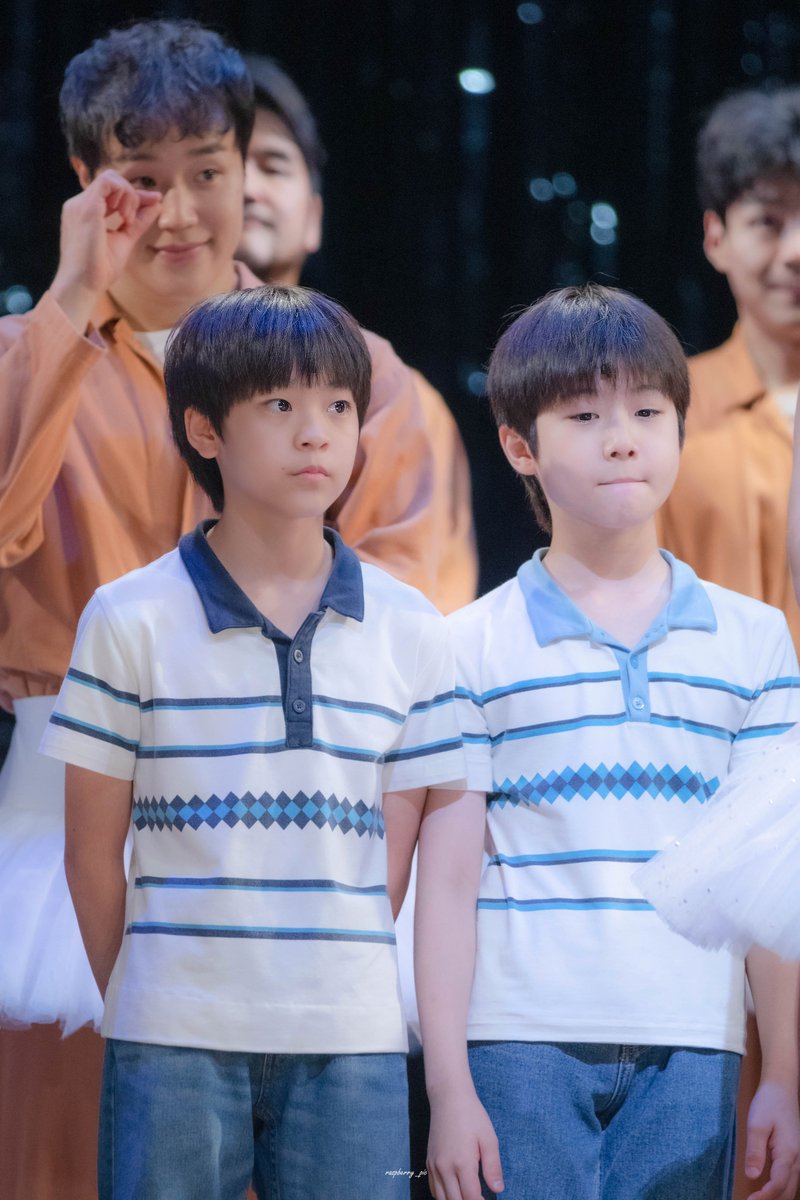 raspberry_pic's tweet photo. 260726 뮤지컬 빌리 엘리어트 무대인사
빌리 役 #박지후 #김우진
토니 役 (구준모)

 막내의 성장에 눈물 훔치는 토니형(?)
그리고 그냥 슬픈 셋째...
그냥 멋진 둘째 https://t.co/gaPBgCf66P