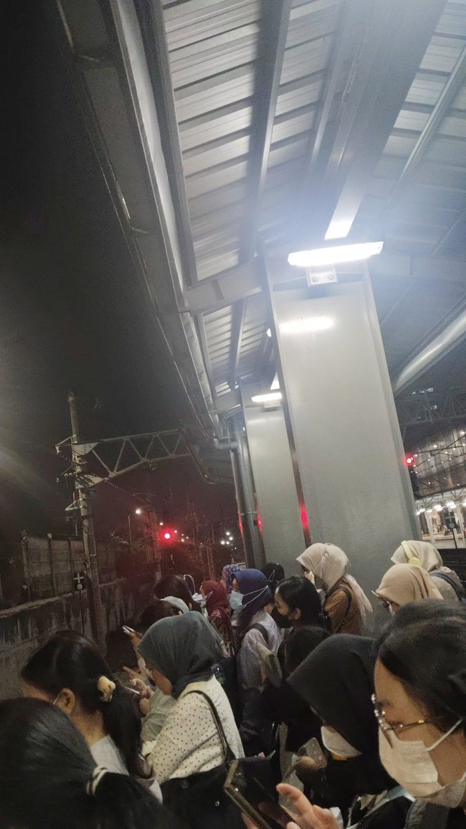 kleponkucing's tweet photo. @CommuterLine penumpukan udh hampir full peron, KERETA GREEN LINE KEMANA YA???? https://t.co/LcrGDnxYoe