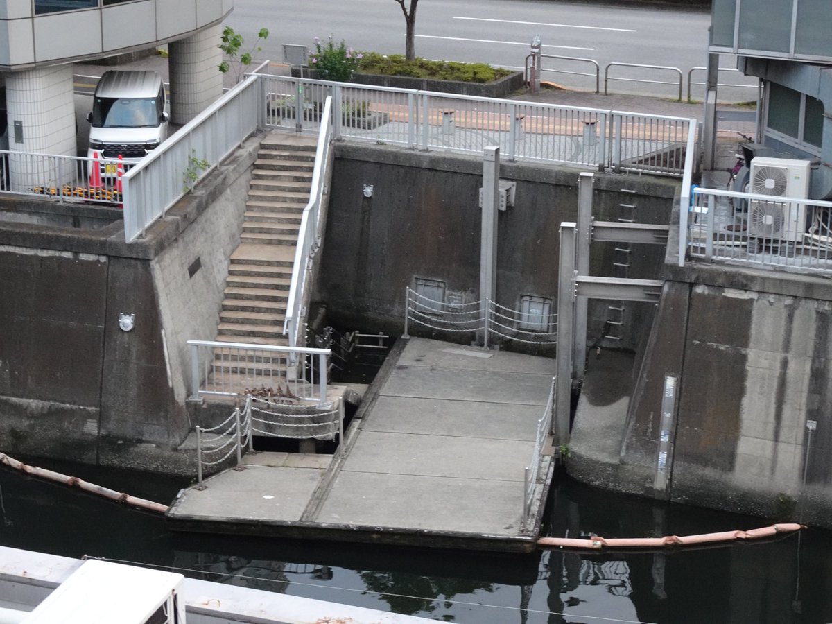 suiro_kun's tweet photo. 水道橋駅のホームから見た市兵衛河岸船着場。ポンツン桟橋の突出部にゴミが溜まらないよう、上下流ともフェンスで囲ってある。
張り出し方が斜めで妙だけれど、この左右は水面下に基礎護岸が出っ張っているので、達着艇がぶつからないようにするには仕方のない面も。ちなみに小石川の旧河口。 https://t.co/WcptaLuiju