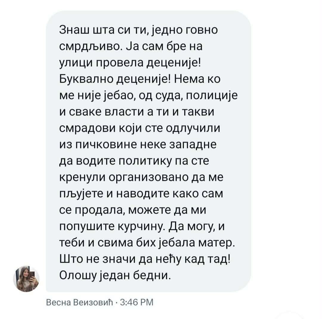 Biljana16559170's tweet photo. Од „бранитељке српства” до јефтине СНС слушкиње: Како падају лажни патриоти на нашој политичкој тезги! 🤮🎪

Када погледате видео у ком Весна Веизовић @vesnaveizovic (уредница Васељенске) одједном открива да је ова власт „спасила Србију”, прво што упада у очи је колико је то лоше одглумљено. Жена буквално механички рецитује унапред наручен СНС текст, са потпуно сиромашним речником и без икакве искрености.

Али пазите парадокс: док пред камерама муца и рецитује туђе фразе, у приватним порукама јој кочијашки речник перфектно функциони��е (ГЛЕДАЈТЕ СКРИНШОТ)!

Чим јој се упути аргументована критика да се продала, из ње избија њен стварни, природни вокабулар: говно, смрадови, попушите ми к*рчуну, ј&бала бих вам матер!

У том паничном нервном слому, она несвесно ПРИЗНАЈЕ оно што људи пишу у коментарима са иронијом „Београдског фантома” - кмечи како су је деценије „ј&бали судови и полиција”, отворено потврђујући да је под СНС кишобран утрчала само да би купила личну амнестију и заштиту од закона!

Снажна фасада од икона, српства и морала, а иза кулиса – лоше глумљено ботовање и улична агресија од које се нормалан човек ст��ди. Све су маске пале! 🇷🇸💥

#ВеснаВеизовић #Васељенска #Србија #Превара #СНС
