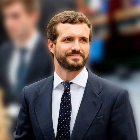 SRGOGOL's tweet photo. Me sorprende que Casado aún no haya disfrutado de su venganza siendo tantísimas oportunidades que le ha dado Ayuso. 
Un misterio. https://t.co/PT43h3mD0L