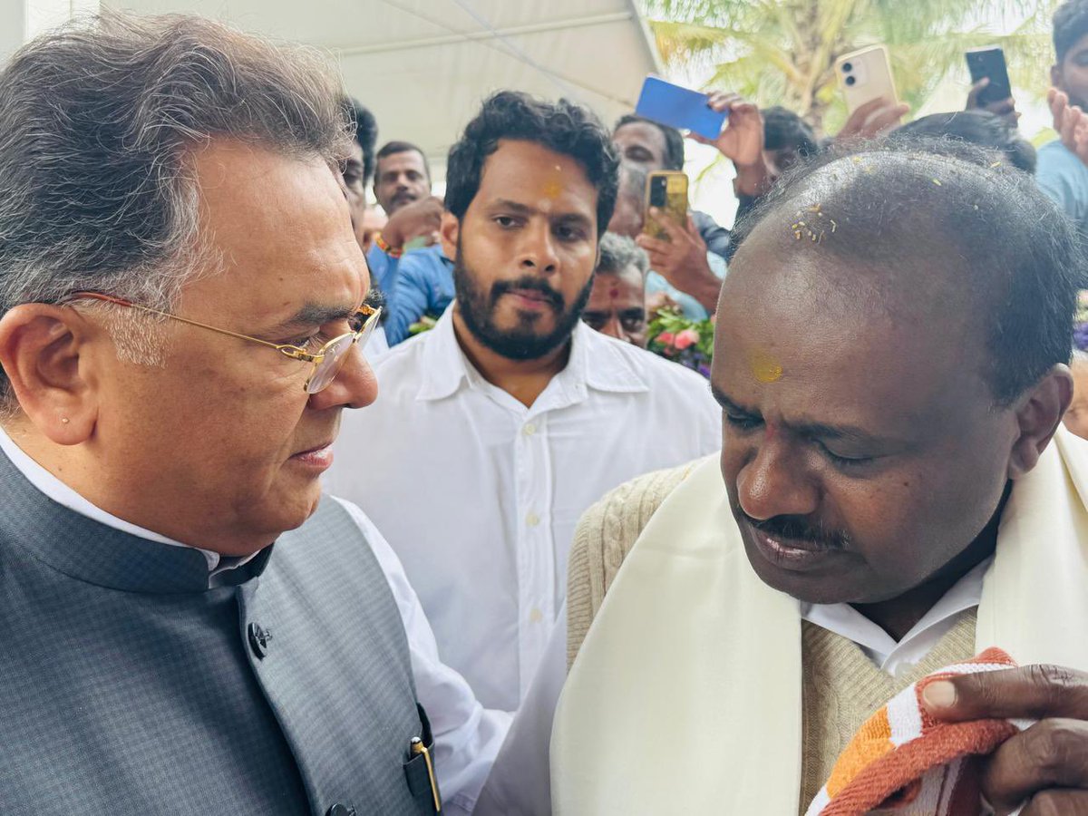 VishweshwarBhat's tweet photo. ಕರ್ನಾಟಕದ ರಾಜಕೀಯ ಮತ್ತು ಸಾಮಾಜಿಕ ಇತಿಹಾಸದಲ್ಲಿ ಮಾಜಿ ಪ್ರಧಾನಮಂತ್ರಿ ಶ್ರೀ ಹೆಚ್.ಡಿ. ದೇವೇಗೌಡರ ಕುಟುಂಬಕ್ಕೆ ಒಂದು ವಿಶಿಷ್ಟ ಸ್ಥಾನವಿದೆ. ಈ ಬೃಹತ್ ಆಲದ ಮರಕ್ಕೆ ತಾಯಿ ಬೇರಿನಂತೆ , ಸನ್ನಿಧಿಯಂತೆ ನೆರಳಾಗಿ ನಿಂತವರು ಶ್ರೀಮತಿ ಚೆನ್ನಮ್ಮ ದೇವೇಗೌಡರು. ಕಳೆದ ಜುಲೈ 18 ರಂದು ಇಹಲೋಕ ತ್ಯಜಿಸಿದ ಚೆನ್ನಮ್ಮನವರ ವೈಕುಂಠ ಸಮಾರಾಧನೆ ಮತ್ತು ಉತ್ತರ ಕ್ರಿಯಾದಿ ಕಾರ್ಯಕ್ರಮವು ಹಾಸನ ಜಿಲ್ಲೆಯ ಹೊಳೆನರಸೀಪುರ ತಾಲೂಕಿನ ಐತಿಹಾಸಿಕ ಮಾವಿನಕೆರೆ ಶ್ರೀ ರಂಗನಾಥ ಸ್ವಾಮಿ ಬೆಟ್ಟದ ತಪ್ಪಲು ಪ್ರದೇಶದಲ್ಲಿ ಅತ್ಯಂತ ಶ್ರದ್ಧಾ-ಭಕ್ತಿಯಿಂದ ಗುರುವಾರ ಜರುಗಿತು. 

ಖುದ್ದು ಕೇಂದ್ರ ಸಚಿವರಾದ ಶ್ರೀ  ಹೆಚ್ ಡಿ ಕುಮಾರಸ್ವಾಮಿ ಅವರೇ ಅಭಿಮಾನದಿಂದ ಆಹ್ವಾನ ನೀಡಿದ್ದರು. ಈ ಭವ್ಯ ಹಾಗೂ ಭಕ್ತಿಪೂರ್ವಕ ಸಮಾರಂಭದಲ್ಲಿ ಪಾಲ್ಗೊಂಡು, ಆ ಮಹಾತಾಯಿಯ ಅಗಲಿಕೆಗೆ ಸಂತಾಪ ಸೂಚಿಸಿ, ಅವರ ಆತ್ಮಕ್ಕೆ ಚಿರಶಾಂತಿ ಕೋರುವ ಅವಕಾಶ ನನಗೆ ಸಿಕ್ಕಿದ್ದು ಸದಾ ನೆನಪಿನಲ್ಲಿ ಉಳಿಯುವ ಕ್ಷಣ. 

ದೇವೇಗೌಡರ ಕುಟುಂಬದೊಂದಿಗೆ ನನ್ನದು ಸುಮಾರು ಮೂರು ದಶಕಗಳಿಗೂ ಹೆಚ್ಚಿನ ಸುದೀರ್ಘ ಒಡನಾಟ. ಆ ಕುಟುಂಬದ ಹಿರಿಯ ಜೀವ ಚೆನ್ನಮ್ಮನವರನ್ನು ನೆನೆದರೆ, ಅವರ ಮುಖದಲ್ಲಿದ್ದ ಆ ಮಮತೆ, ವಾತ್ಸಲ್ಯ ಮತ್ತು ಸೌಜನ್ಯ ಕಣ್ಣಮುಂದೆ ಹಾದುಹೋಗುತ್ತದೆ.

ನಾನು ದೇವೇಗೌಡರ ಮನೆಗೆ ಹೋದಾಗಲೆಲ್ಲ, ಚೆನ್ನಮ್ಮನವರು ನನ್ನನ್ನು  ಅತ್ಯಂತ ಪ್ರೀತಿಯಿಂದ ಉಭಯಕುಶಲೋಪರಿ ವಿಚಾರಿಸುತ್ತಿದ್ದರು. ಅಷ್ಟೇ ಅಲ್ಲ,  ಬಿಸಿಬಿಸಿಯಾದ ಕಾಫಿ ನೀಡಿ ಆದರಿಸುತ್ತಿದ್ದರು. 

ಚೆನ್ನಮ್ಮನವರ ಮಾತೃತ್ವ ಮತ್ತು ಉದಾರ ಗುಣಕ್ಕೆ ಸಾಕ್ಷಿಯಾದ ಅನೇಕ ಘಟನೆಗಳಲ್ಲಿ ಒಂದನ್ನು ನಾನು ಎಂದಿಗೂ ಮರೆಯಲು ಸಾಧ್ಯವಿಲ್ಲ. ಮೂರು ವರ್ಷಗಳ ಹಿಂದೆ ಬೆಂಗಳೂರಿನ ಬ್ಯಾಟರಾಯನಪುರದ ಪ್ರಸಿದ್ಧ ಶ್ರೀ ಗಾಳಿ ಆಂಜನೇಯಸ್ವಾಮಿ ದೇವಸ್ಥಾನದಲ್ಲಿ ಅವರ ಅಕಸ್ಮಾತ್ ಭೇಟಿಯಾಗಿತ್ತು. ಆ ಸಂದರ್ಭದಲ್ಲಿ ಅವರು ನನ್ನೊಡನೆ ಸುಮಾರು ಇಪ್ಪತ್ತು ನಿಮಿಷಗಳ ಕಾಲ ಪ್ರೀತಿಯಿಂದ ಹಲವಾರು ವಿಷಯಗಳ ಬಗ್ಗೆ ಆಪ್ತವಾಗಿ ಮಾತನಾಡಿದ್ದರು.

ಆ ದಿನ ನನ್ನ ಜತೆಯಲ್ಲಿ ನನ್ನ ಪತ್ನಿಯೂ ಇದ್ದಳು. ಚೆನ್ನಮ್ಮನವರು ನನ್ನ ಪತ್ನಿಯನ್ನು ಹತ್ತಿರ ಕರೆದು, ಅತ್ಯಂತ ವಾತ್ಸಲ್ಯದಿಂದ ಸ್ವತಃ ತಮ್ಮ ಕೈಯಾರ ಬಳೆ ತೊಡಿಸಿ ಹಾರೈಸಿದ್ದರು. ಒಬ್ಬ ಪ್ರಧಾನಿಯ ಧರ್ಮಪತ್ನಿ ಎನ್ನುವ ಯಾವುದೇ ಹಮ್ಮು-ಬಿಮ್ಮು ಇಲ್ಲದೇ, ಸಾಮಾನ್ಯ ಗೃಹಿಣಿಯಂತೆ, ಹಿರಿಯಕ್ಕನಂತೆ ಅವರು ತೋರಿಸಿದ ಆ ಪ್ರೀತಿ ಮತ್ತು ಗೌರವ ನನ್ನ ಮನಸ್ಸಿನಲ್ಲಿ ಚಿರಸ್ಥಾಯಿಯಾಗಿ ಉಳಿದಿದೆ.

ಚೆನ್ನಮ್ಮ ದೇವೇಗೌಡರು ಆಧ್ಯಾತ್ಮಿಕ ಚಿಂತನೆಯುಳ್ಳವರಾಗಿದ್ದರು. ಧರ್ಮ, ಪೂಜೆ-ಪುನಸ್ಕಾರ, ದೇವತಾ ಕಾರ್ಯಗಳು ಮತ್ತು ದಾನ-ಧರ್ಮಗಳಲ್ಲಿ ಅವರು ಸದಾ ಮುಂದು. ದೇವೇಗೌಡರ ಸುದೀರ್ಘ ರಾಜಕೀಯ ಜೀವನದ ಏಳು-ಬೀಳುಗಳಲ್ಲಿ, ಅವರ ಕುಟುಂಬ ಎದುರಿಸಿದ ಸವಾಲುಗಳಲ್ಲಿ ಚೆನ್ನಮ್ಮನವರು ಮಾಡಿದ ದೇವತಾ ಕಾರ್ಯಗಳ ಪುಣ್ಯ ಮತ್ತು ಅವರ ತಪಃಶಕ್ತಿ ಪ್ರಬಲವಾದ ಶ್ರೀರಕ್ಷೆಯಾಗಿ ನಿಂತಿದೆ ಎಂದು ಅವರನ್ನು ನೋಡಿದಾಗಲೆಲ್ಲ ನನಗೆ ಅನಿಸುತ್ತಿತ್ತು.

ಶ್ರೀಮತಿ ಚೆನ್ನಮ್ಮನವರು ನಿಧನರಾದಾಗ ನಾನು ಪ್ರವಾಸದಲ್ಲಿದ್ದ ಕಾರಣ ಅವರ ಅಂತಿಮ ದರ್ಶನ ಪಡೆಯಲು ಸಾಧ್ಯವಾಗಿರಲಿಲ್ಲ. ಆದ್ದರಿಂದಲೇ, ಇಂದು ಹೊಳೆನರಸೀಪುರದಲ್ಲಿ ನಡೆದ ಅವರ ವೈಕುಂಠ ಸಮಾರಾಧನೆ ಕಾರ್ಯಕ್ರಮದಲ್ಲಿ ಖುದ್ದಾಗಿ ಭಾಗವಹಿಸಿ ನಮನ ಸಲ್ಲಿಸಿದೆ.

ಕಾರ್ಯಕ್ರಮದಲ್ಲಿ ಮಾಜಿ ಪ್ರಧಾನಿಗಳಾದ ಶ್ರೀ ಹೆಚ್.ಡಿ. ದೇವೇಗೌಡರು, ಕೇಂದ್ರ ಸಚಿವರಾದ ಶ್ರೀ ಹೆಚ್.ಡಿ. ಕುಮಾರಸ್ವಾಮಿ, ಮಾಜಿ ಸಚಿವರಾದ ಶ್ರೀ ಹೆಚ್.ಡಿ. ರೇವಣ್ಣ, ಸಂಸದರಾದ ಶ್ರೀ ಡಾ. ಮಂಜುನಾಥ್, ಶ್ರೀ ಬಾಲಕೃಷ್ಣೇಗೌಡ, ಶ್ರೀಮತಿ ಭವಾನಿ ರೇವಣ್ಣ ಹಾಗೂ ಶ್ರೀ ನಿಖಿಲ್ ಕುಮಾರಸ್ವಾಮಿ ಸೇರಿದಂತೆ ಕುಟುಂಬದ ಪ್ರತಿಯೊಬ್ಬ ಸದಸ್ಯರನ್ನು ಭೇಟಿ ಮಾಡಿ, ಸಂತಾಪವನ್ನು ಸಲ್ಲಿಸಿದೆ.

ಮಾವಿನಕೆರೆ ಶ್ರೀ ರಂಗನಾಥ ಸ್ವಾಮಿ ಬೆಟ್ಟದ ತಪ್ಪಲಿನಲ್ಲಿ ನಡೆದ ಈ ಉತ್ತರ ಕ್ರಿಯಾದಿ ಕಾರ್ಯಕ್ರಮವು ಅತ್ಯಂತ ಅಚ್ಚುಕಟ್ಟಾಗಿ ಜರುಗಿತು. ಸುಮಾರು ಒಂದೂವರೆ ಲಕ್ಷಕ್ಕೂ ಅಧಿಕ ಜನ ಸಾರ್ವಜನಿಕರು, ಅಭಿಮಾನಿಗಳು, ಮತ್ತು ನಾಡಿನ ವಿವಿಧ ಮೂಲೆಗಳಿಂದ ಆಗಮಿಸಿದ್ದ ಗಣ್ಯರು ಈ ವೈಕುಂಠ ಸಮಾರಾಧನೆಯಲ್ಲಿ ಪಾಲ್ಗೊಂಡು ಮೃತರ ಆತ್ಮಕ್ಕೆ ಪ್ರಾರ್ಥಿಸಿದರು. ಇಷ್ಟೊಂದು ಬೃಹತ್ ಸಂಖ್ಯೆಯ ಜನಸಂದಣಿ ಇದ್ದರೂ, ಆಹಾರ, ಕುಡಿಯುವ ನೀರು ಮತ್ತು ಆಸನದ ವ್ಯವಸ್ಥೆಗಳನ್ನು ಅತ್ಯಂತ ಶಿಸ್ತುಬದ್ಧವಾಗಿ ಮಾಡಲಾಗಿತ್ತು.

ಈ ಕಾರ್ಯಕ್ರಮದ ಅತ್ಯಂತ ವಿಶೇಷ ಮತ್ತು ಭಾವನಾತ್ಮಕ ಅಂಶವೆಂದರೆ, ಚೆನ್ನಮ್ಮನವರ ನಿತ್ಯ ಮುಕ್ತಿ ಧಾಮ ಅಥವಾ ಸಮಾಧಿಯನ್ನು ಪವಿತ್ರ ಶ್ರೀ ರಂಗನಾಥ ಸ್ವಾಮಿ ದೇವಾಲಯಕ್ಕೆ ಅಭಿಮುಖವಾಗಿ ನಿರ್ಮಿಸಿರುವುದು. ಜೀವಮಾನವಿಡೀ ದೇವರ ಸೇವೆಯಲ್ಲಿ ನಿರತರಾಗಿದ್ದ ಆ ಮಹಾತಾಯಿಗೆ, ಸಾವಿನ ನಂತರವೂ ಶ್ರೀ ರಂಗನಾಥ ಸ್ವಾಮಿಯ ದಿವ್ಯ ದೃಷ್ಟಿ ನಿರಂತರವಾಗಿ ಬೀಳುವಂತೆ ನಿರ್ಮಿಸಲಾಗಿರುವ ಈ ಸಮಾಧಿ ಸ್ಥಳ ನಿಜಕ್ಕೂ ಅರ್ಥಪೂರ್ಣವಾಗಿದೆ.

ಶ್ರೀಮತಿ ಚೆನ್ನಮ್ಮ ದೇವೇಗೌಡರ ಅಗಲಿಕೆಯಿಂದ ನಾಡು ಒಬ್ಬ ಮಾತೃಹೃದಯಿ ಹಿರಿಯ ಚೇತನವನ್ನು ಕಳೆದುಕೊಂಡಿದೆ. ಭಗವಂತನು ಅವರ ಆತ್ಮಕ್ಕೆ ಚಿರಶಾಂತಿಯನ್ನು ಕರುಣಿಸಲಿ ಮತ್ತು ಈ ಅಗಲಿಕೆಯ ದುಃಖವನ್ನು ಭರಿಸುವ ಶಕ್ತಿಯನ್ನು ದೇವೇಗೌಡರ ಕುಟುಂಬ ವರ್ಗಕ್ಕೆ ಹಾಗೂ ಅವರ ಅಸಂಖ್ಯ ಅಭಿಮಾನಿಗಳಿಗೆ ನೀಡಲಿ ಎಂದು ಪ್ರಾರ್ಥಿಸುತ್ತೇನೆ.