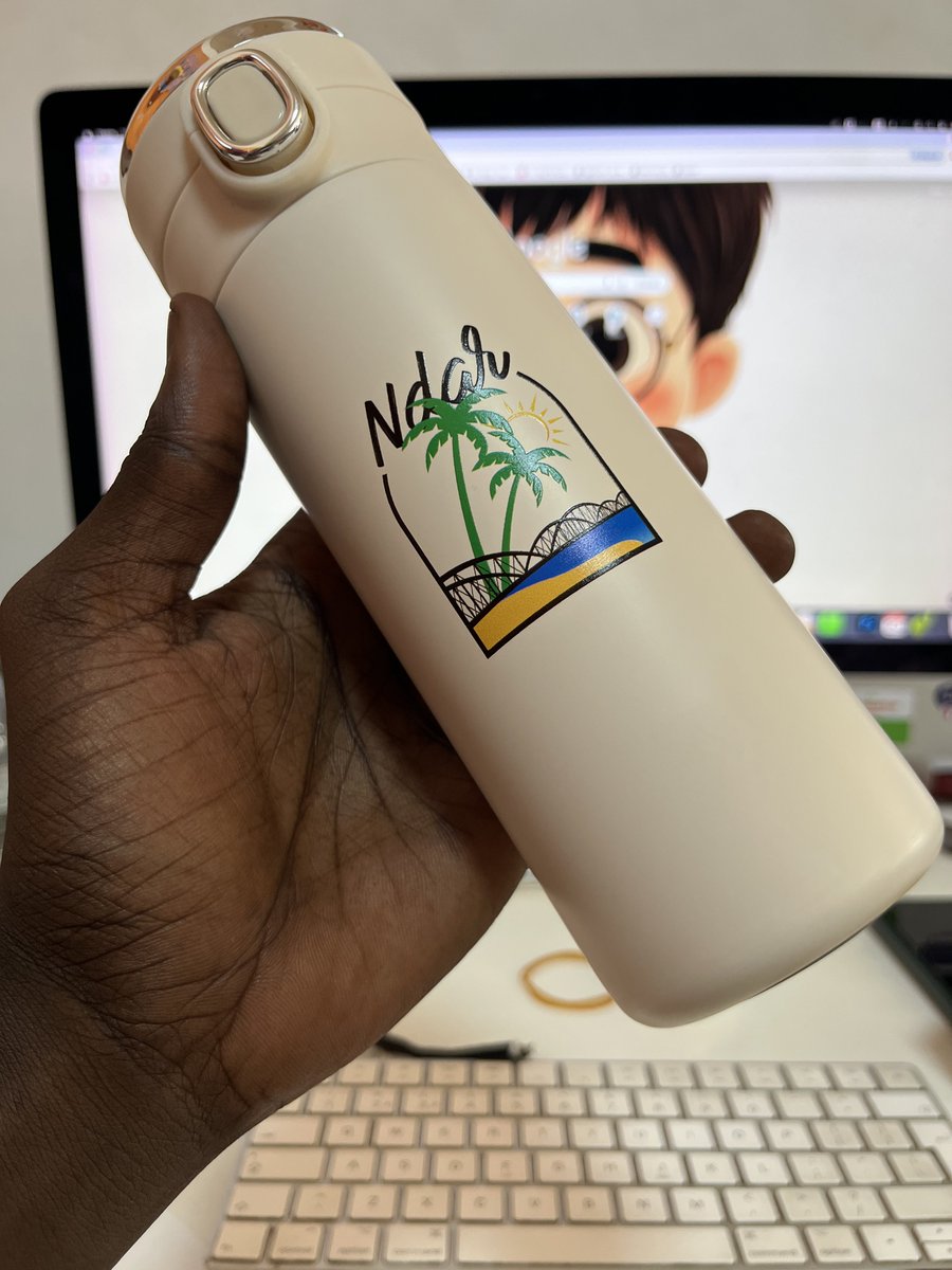 Samba__Sarr's tweet photo. On m’a tellement complimenté sur mon t-shirt aujourd’hui 😭
Quoi de mieux d’aller au boulot avec sa propre marque ✨🌴
@Ndar_la_Marque nous faisons plusieurs articles https://t.co/MSgK8tTM61