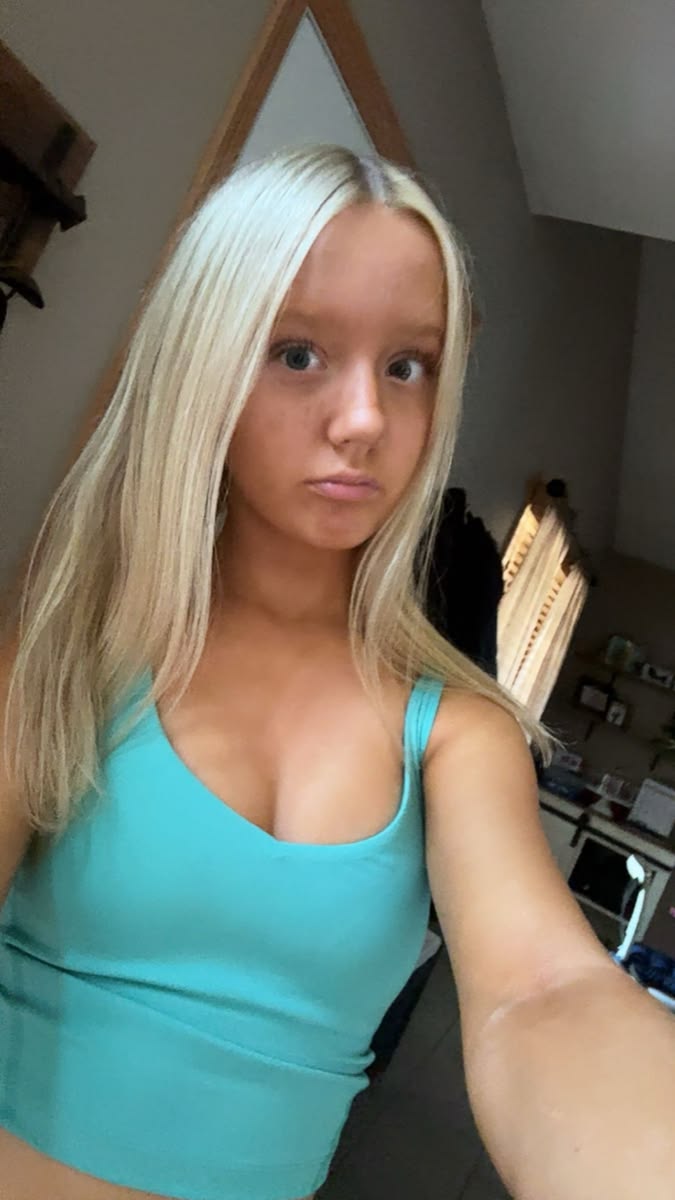 KDevilishSlut's tweet photo. This is unfair... https://t.co/IyItWbXu5t