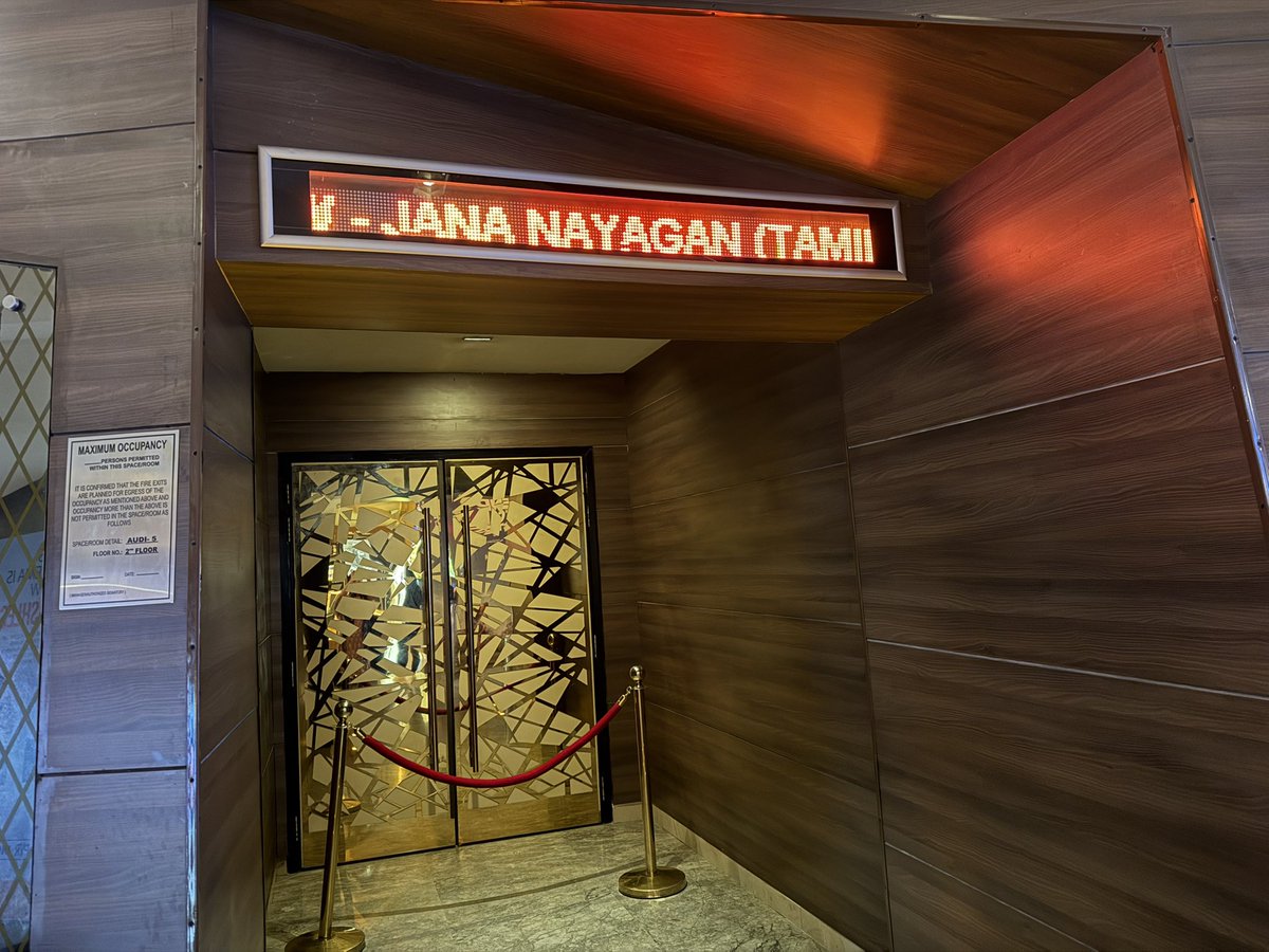 otakisan8's tweet photo. デリーの映画館でJananayagan を観ようとしたら、上映時間を過ぎてもゲートが開かない。

「まあインドだし、遅れることもあるか」と待っていたら…
中から
「Thalapathy!! てぃーてぃーてぃーてぃぃ♪」
と聞こえてきた。

おい！！PVR！！
まさかの客を入れるの忘れたのかーーい！！🤣 https://t.co/dqRjWrSHp9