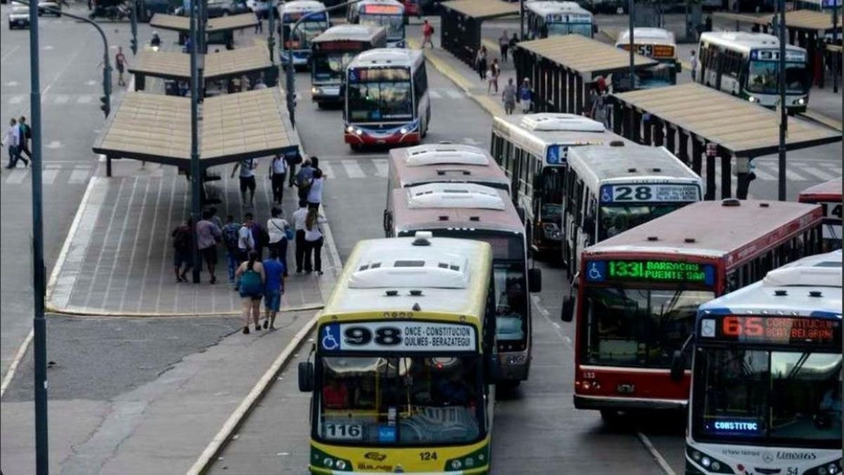 laciudadlibre's tweet photo. 🚌 SE ALEJA EL PARO DE COLECTIVOS EN CABA

La UTA y las cámaras empresarias acordaron una suba salarial del 10,5% para julio, agosto y septiembre, por lo que se desactivó, al menos por ahora, la posibilidad de un paro de colectivos en la Ciudad. https://t.co/ExC2FM2y8s