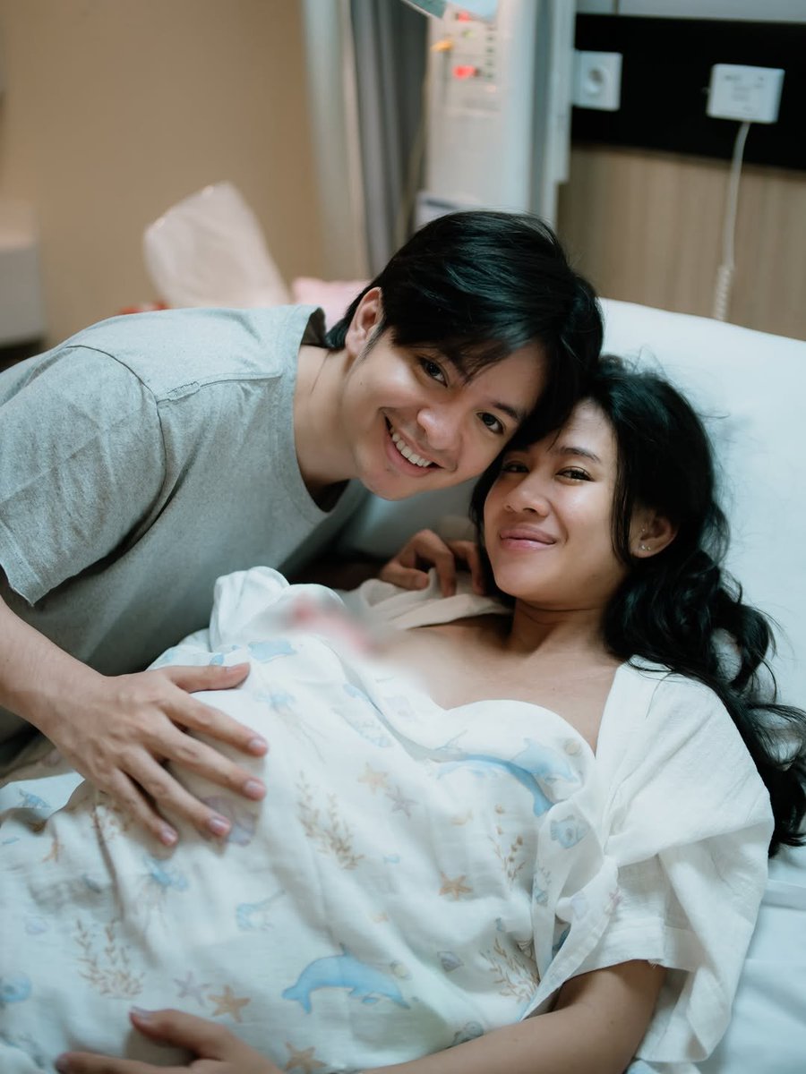 seduhtehnya's tweet photo. Shenina Cinnamon baru ngabarin kalau dia udah lahiran pada 20 Juli lalu.

Lewat postingan Instagram, Shenina bagiin foto-foto lahiran ditemani suami tercinta, Angga Yunanda.

Anak laki-laki mereka diberi nama Segara Nadi Aksatama yang punya makna indah.

"Semoga kelak engkau tumbuh menjadi Segara, laki-laki berjiwa seluas lautan yang tenang namun tangguh; menjadi Nadi, aliran energi kehidupan... serta Aksatama, pemilik hati yang mulia, diberkahi, dan selalu mengutamakan kebaikan..." tulis Shenina.