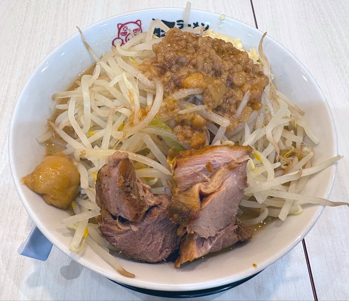 LovableCola's tweet photo. 昨日は少し遅くなったのでスタッフと豚っちへ
小野菜マシマシ油の後に野菜おかわりしたら丼一杯来た😅 https://t.co/jdpG94QMYE