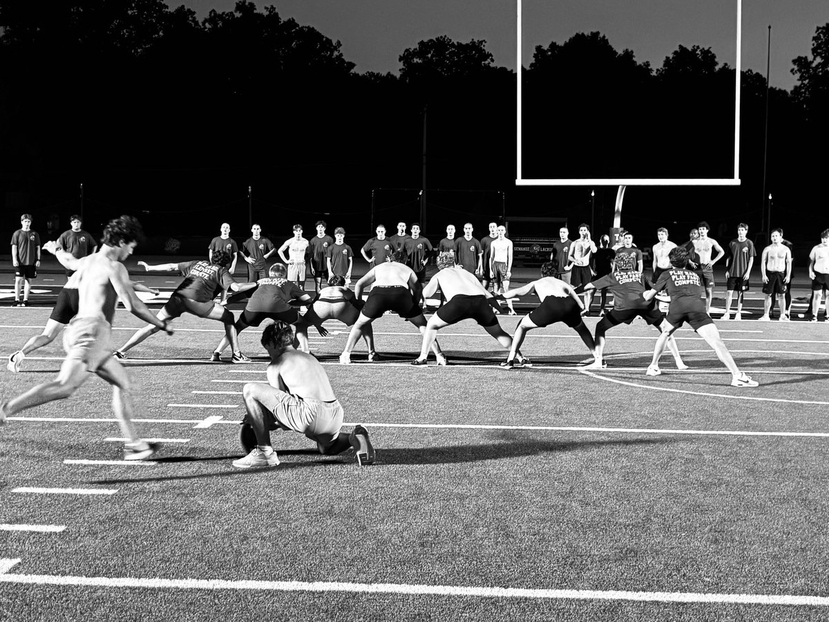 MBACoachBrock's tweet photo. Rise and Grind!  @MBAFootball woke up the rooster this morning.  Play Hard. Play Fast. Compete.
#Team128 https://t.co/K1p0n7ENrJ