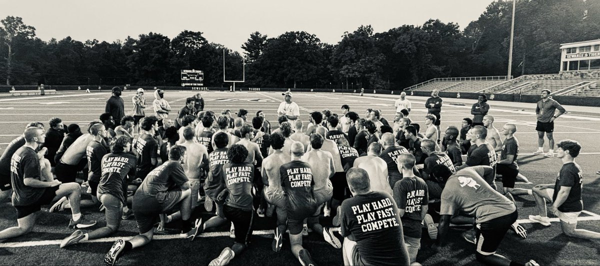 MBACoachBrock's tweet photo. Rise and Grind!  @MBAFootball woke up the rooster this morning.  Play Hard. Play Fast. Compete.
#Team128 https://t.co/K1p0n7ENrJ