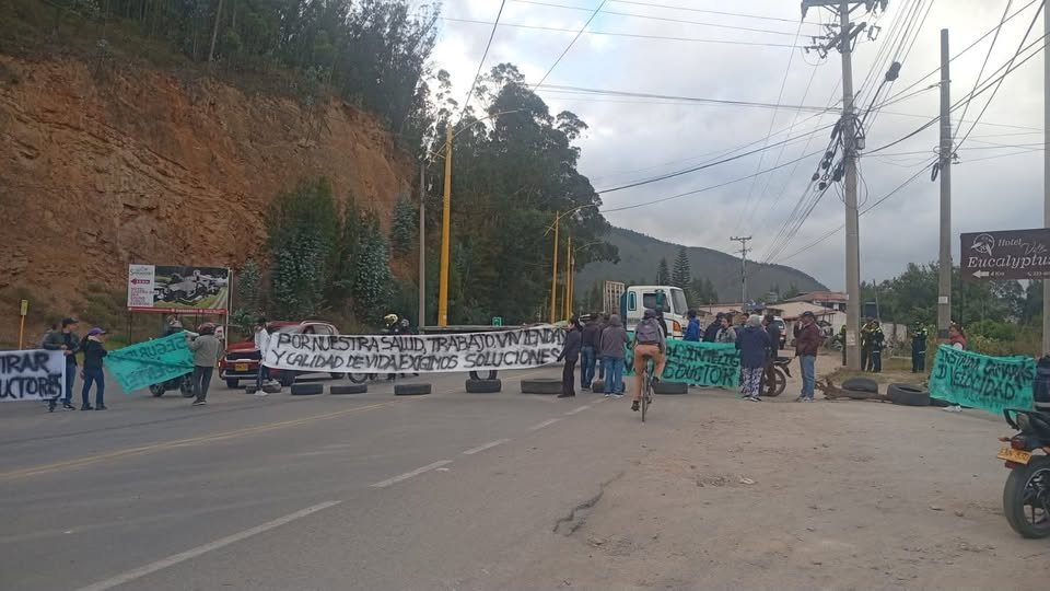 CaracolRadioTun's tweet photo. Inició el bloqueo vial en #Nobsa, en los sectores de Dichó y Ucuengá, como protesta por la instalación de reductores de velocidad por parte del @InviasOficial en este corredor vial. https://t.co/iPq4uXKwHS