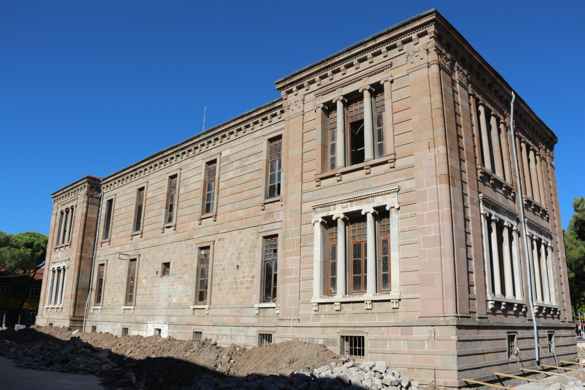 bergama_mem's tweet photo. 📜✍️İlçe Milli Eğitim Müdürümüz Sayın Ekrem ULUS, güçlendirme ve restorasyon çalışmaları devam eden Bergama Güzel Sanatlar Lisesi binasını ziyaret ederek yürütülen çalışmalar hakkında bilgi aldı.
@tcmeb @izmir_ilmem @yahsiomer @UlusEkrem https://t.co/OVi52S1CCU