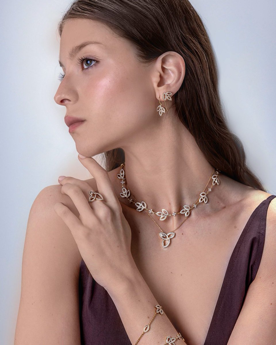 HarryWinston's tweet photo. Featured on Editorialist, the Lily Cluster collection’s yellow gold and diamond designs showcase the art of layering, creating an effortlessly whimsical look. #WinstonGarden https://t.co/3jqSHs1Acq