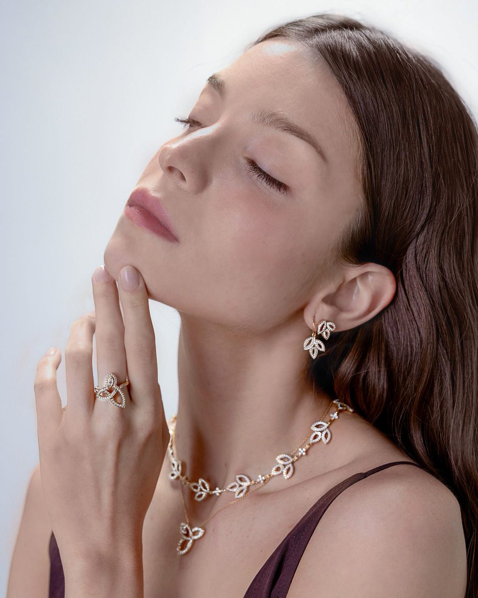 HarryWinston's tweet photo. Featured on Editorialist, the Lily Cluster collection’s yellow gold and diamond designs showcase the art of layering, creating an effortlessly whimsical look. #WinstonGarden https://t.co/3jqSHs1Acq