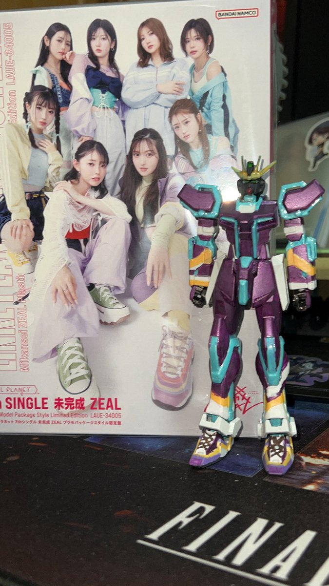 goemonooo's tweet photo. 武器やシールドなどまでいけてないけど、個人的にめちゃくちゃ良くできたと思うのでのせます！今回のゆっきーの衣装をモチーフにして塗装した。ゆっきー機体！ストライクガンダムです！リンプラカラーを使い塗装したこの機体どうすか？　#おもとのおとも　#リンプラ　#ガンプラ　#バンダイ https://t.co/ZFtTiTnr68