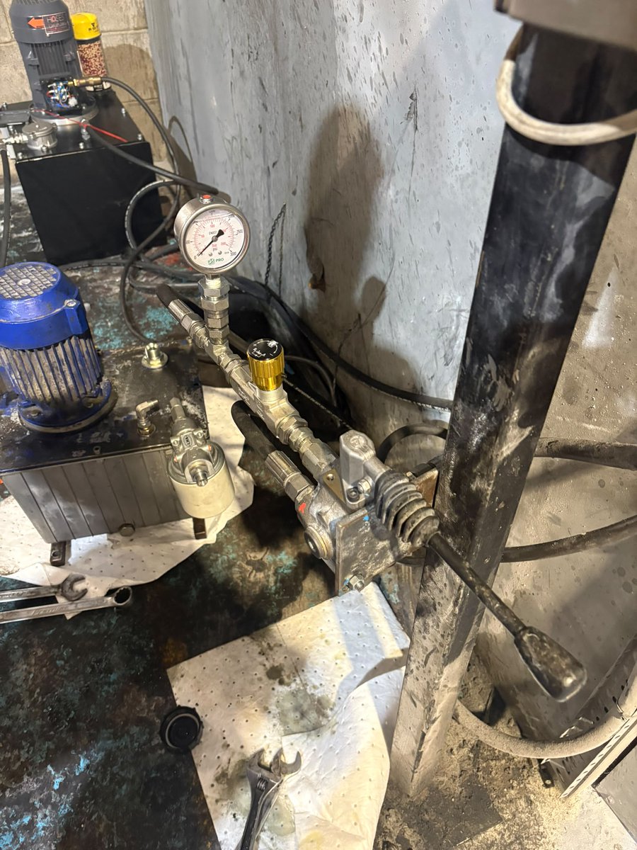 HosesUnlimited's tweet photo. Two Hydraulic Power Units built in our workshop and ready for work. The smaller one fitted this morning to replace a very old pack that was no longer giving the required working pressure, For all your power pack and serving requirements, give us a call on 01515597999 https://t.co/CoW3chizQm