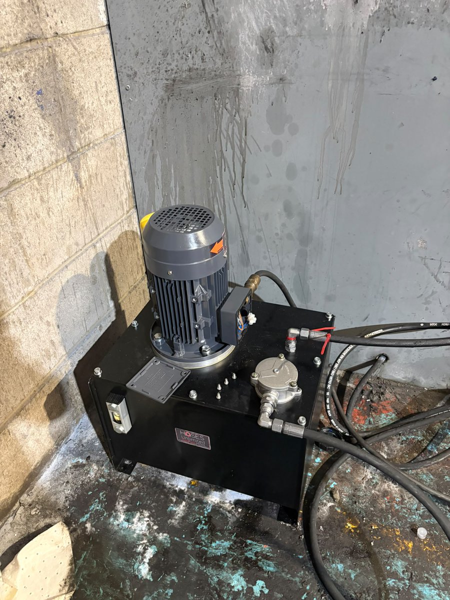 HosesUnlimited's tweet photo. Two Hydraulic Power Units built in our workshop and ready for work. The smaller one fitted this morning to replace a very old pack that was no longer giving the required working pressure, For all your power pack and serving requirements, give us a call on 01515597999 https://t.co/CoW3chizQm
