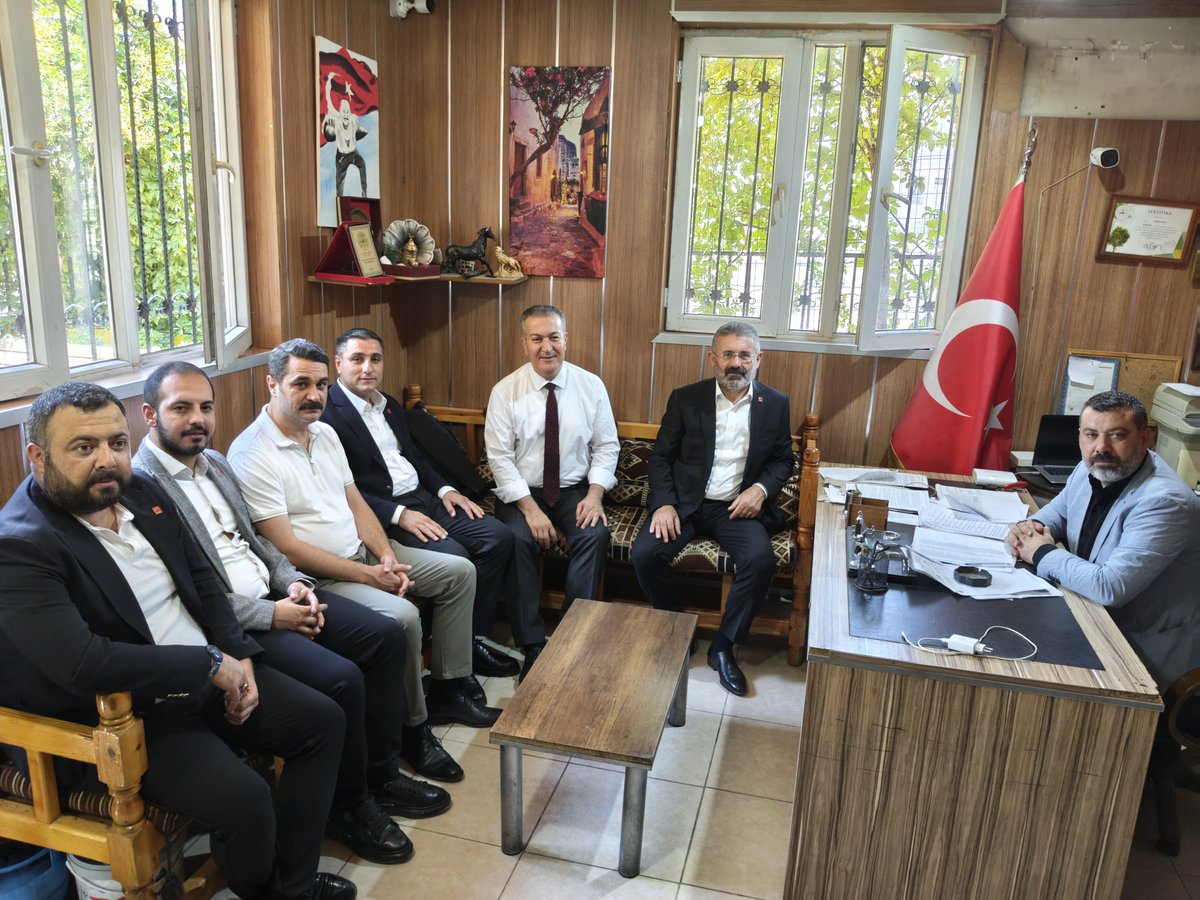 karadagferhatt's tweet photo. Genel Başkan Yardımcılarımız Sayın Nevaf Bilek ve Sayın Adnan Demirci, il yöneticilerimiz, ilçe başkanlarımız, Gençlik Kollarımız ve Disiplin Kurulu Başkanımızla birlikte;
Şehitlik Mahalle Muhtarlığını ziyaret ettik. 
İlgi ve alakalarından dolayı Muhtar Şükrü Kılıç'a teşekkür ederiz.

@herkesicinCHP @kilicdarogluk @nevafbilek @avmehmetkilic63 @EmiryetimM @uveysizol