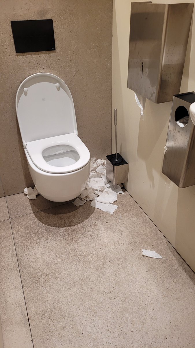 SoniaAndolz's tweet photo. Recordeu aquesta piulada? Doncs no va ser una cosa puntual. Ahir, de nou, 
- els serveis d'una zona, tancats 
- pagament d'1€
- personal està a la tanca d'entrada pendent que paguis, no netejant
- estat dels serveis... jutgeu: https://t.co/ZbyRdaCwbm