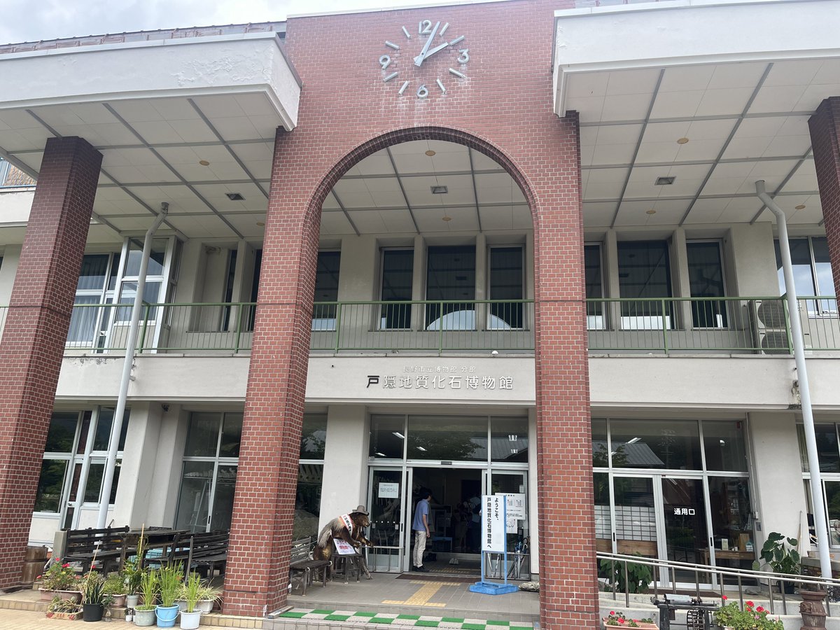titenbu's tweet photo. 7/30(木)
今日は部活ではないですが、中の人が学校のキャンプで戸隠地質化石博物館に行きました！

玉ねぎ状風化の実物を初めて見ました

写真はマンモスと玉ねぎ状風化と頁岩です https://t.co/o5T6skED6q