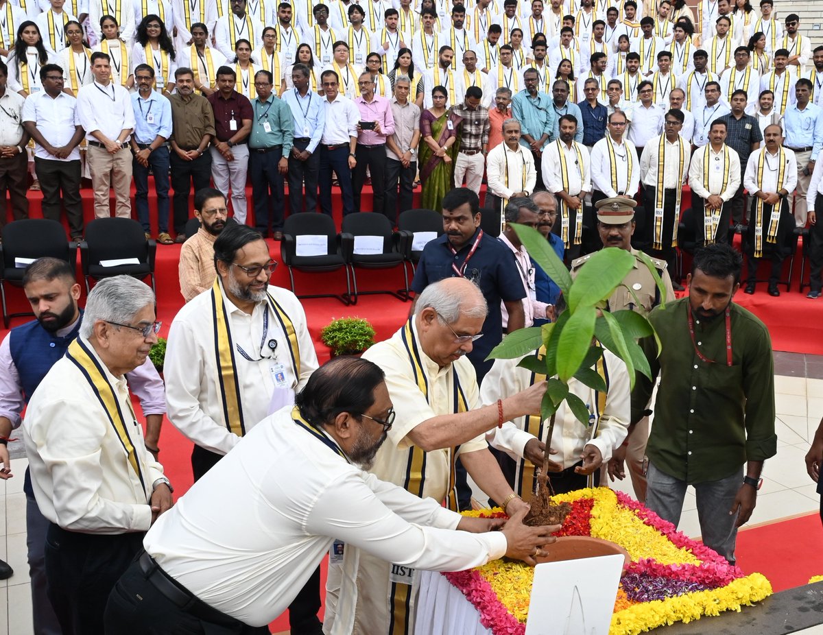 KeralaGovernor's tweet photo. Hon'ble Governor Shri Rajendra Vishwanath Arlekar was the Chief Guest at the Convocation Ceremony of the Indian Institute of Space Science and Technology (IIST) in Valiamala, Thiruvananthapuram today. https://t.co/3n1L3nDK4g