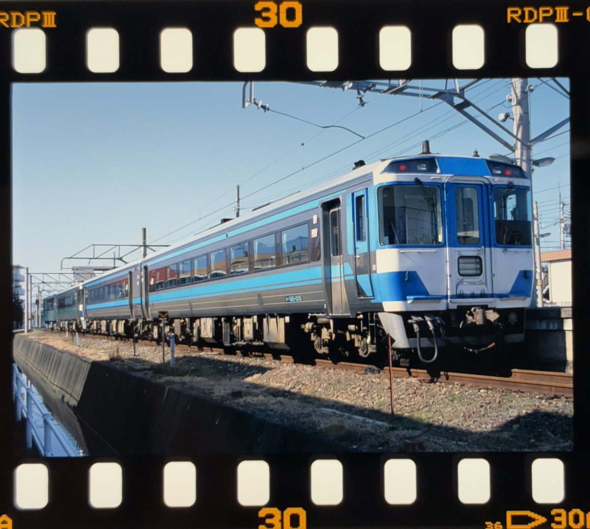 dml6234sab's tweet photo. 伊予長浜発伊予市行臨時列車菜の花トロッコ2号 9722D
伊予市発伊予長浜行臨時列車菜の花トロッコ4号 9724D
伊予長浜発伊予西条行臨時列車 9728D

④キハ185-1015+③キハ185-22]+[②キハ185-20+①キクハ32-501 https://t.co/Vmi27RPEw1