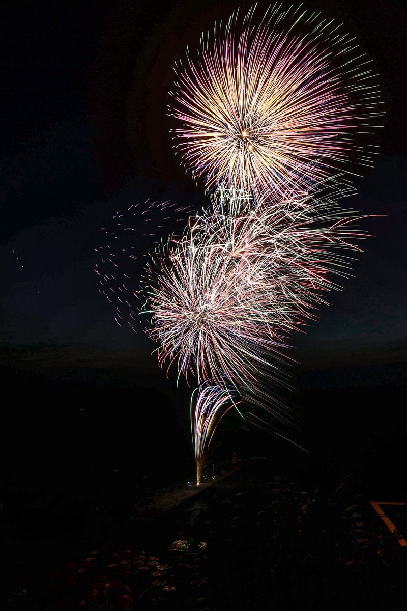 1321_my's tweet photo. 16mmレンズをね、使ってみたかったんですよ
花火難しいわけわからん上に風も強いからほんとうにわけわからん😇 https://t.co/MkWdYHvc9V