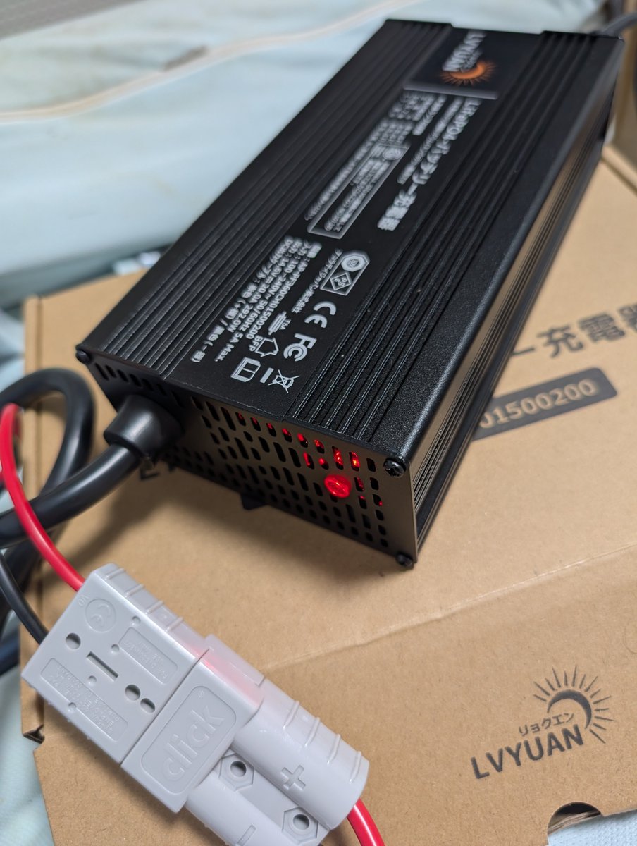 type_the_303's tweet photo. 初めてのバッテリー充電怖い
合ってる？
何か配線熱いんやが
怖くて寝れない
#釣り
#ゴムボート https://t.co/hq4PUyq5mX