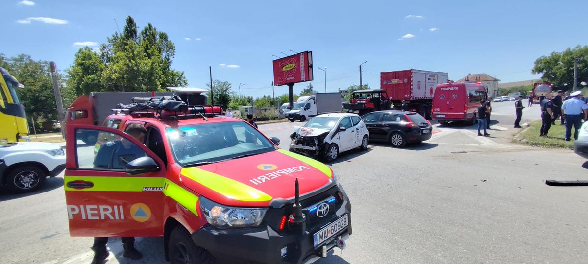 DSURomania's tweet photo. Pompierii români au intervenit la un accident rutier produs în Bulgaria în drumul lor spre Republica Elenă
Comunicatul integral:
https://t.co/ORrtt6dgTy
#DSU #IGSU #pompierii #salvatorii #EU #UCPM #Greece #εμπρησμός #Ρουμάνοιπυροσβέστες #fireGreece #Bulgaria https://t.co/OhjSZdZGo3
