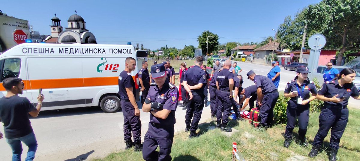 DSURomania's tweet photo. Pompierii români au intervenit la un accident rutier produs în Bulgaria în drumul lor spre Republica Elenă
Comunicatul integral:
https://t.co/ORrtt6dgTy
#DSU #IGSU #pompierii #salvatorii #EU #UCPM #Greece #εμπρησμός #Ρουμάνοιπυροσβέστες #fireGreece #Bulgaria https://t.co/OhjSZdZGo3