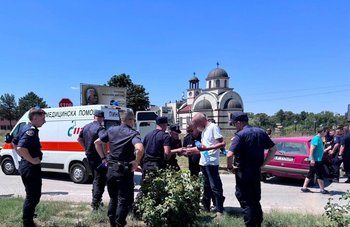 DSURomania's tweet photo. Pompierii români au intervenit la un accident rutier produs în Bulgaria în drumul lor spre Republica Elenă
Comunicatul integral:
https://t.co/ORrtt6dgTy
#DSU #IGSU #pompierii #salvatorii #EU #UCPM #Greece #εμπρησμός #Ρουμάνοιπυροσβέστες #fireGreece #Bulgaria https://t.co/OhjSZdZGo3