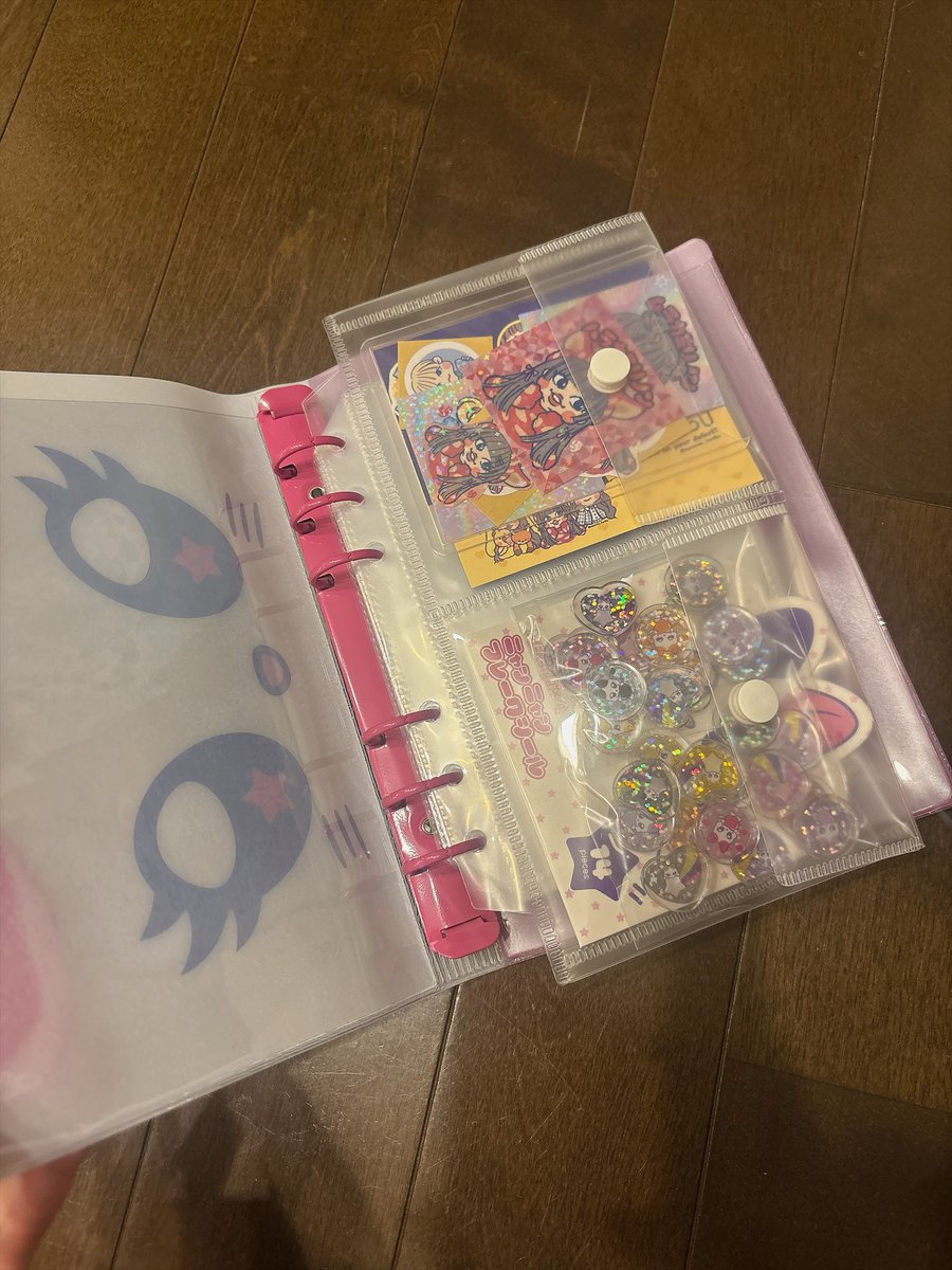 PippiShiori's tweet photo. バインダーがシール帳に良いと
聞いたので、歴代のコレクションを……
はみでちゃうね…… https://t.co/KsbASy1V40