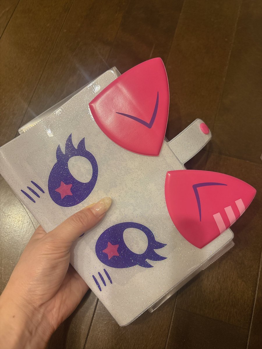 PippiShiori's tweet photo. バインダーがシール帳に良いと
聞いたので、歴代のコレクションを……
はみでちゃうね…… https://t.co/KsbASy1V40