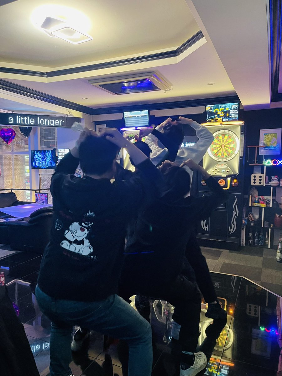 NEO__0409's tweet photo. NEOオープンしました🎩🤍

いよいよ満子会もリーグ再開✨✨
今日はホーム戦の為、試合終了まで奥側カウンターのみのご案内となります🙇‍♀️

リーグ中は来店を遠慮されるお客様が多いですが、お気になさらず！
本日もご来店お待ちしております🐼🖤

#広島 #流川 #ダーツバー #お酒が豊富なbar https://t.co/brIZs6XeUg