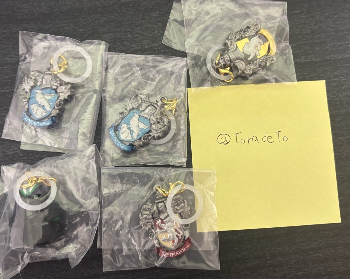 ToradeTo's tweet photo. ハリーポッター　めじるしアクセサリー
ガチャガチャ交換

<譲>
画像

<求>
レイブンクロー　ローブ
スリザリン　エンブレム

郵送交換希望
よろしくお願いします。 https://t.co/zYygFPWXVu