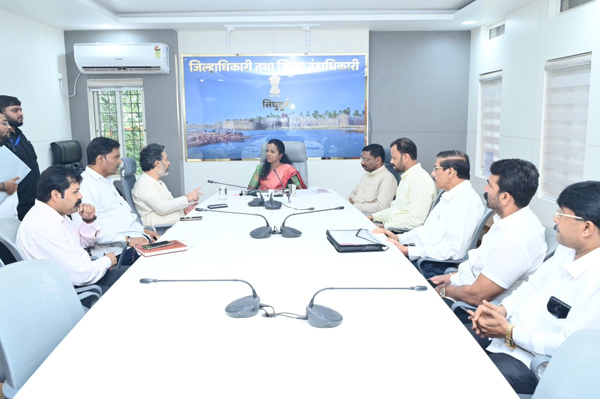 meNeeleshNRane's tweet photo. सिंधुदुर्ग जिल्ह्यातील चिरेखान व्यावसायिकांच्या विविध समस्यांबाबत आज जिल्हाधिकारी सौ. तृप्ती धोडमिसे यांची सदिच्छा भेट घेऊन सविस्तर चर्चा करण्यात आली.
यावेळी चिरेखान व्यावसायिकांच्या अडचणी, प्रलंबित प्रश्न व विविध मागण्यांवर सकारात्मक चर्चा झाली. संबंधित विषयांवर योग्य तोडगा काढण्यासाठी आवश्यक कार्यवाही व उपाययोजना करण्याबाबत प्रशासनाकडून सकारात्मक प्रतिसाद मिळाला.