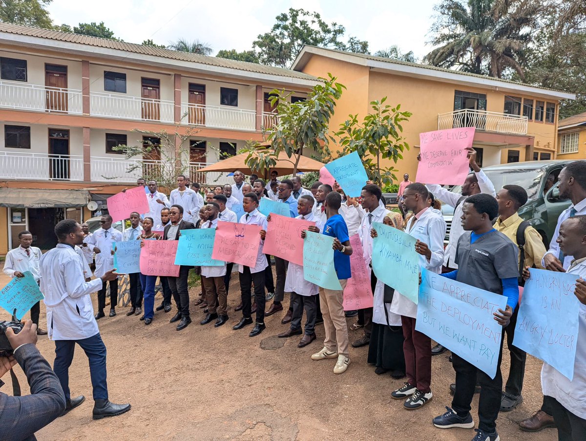 MugabeJob's tweet photo. #PayAllMedicalInterns 
They ain’t slaves! They provide service to the people of the nation.  @MinofHealthUG @Parliament_Ug https://t.co/NiMSmHtVBw