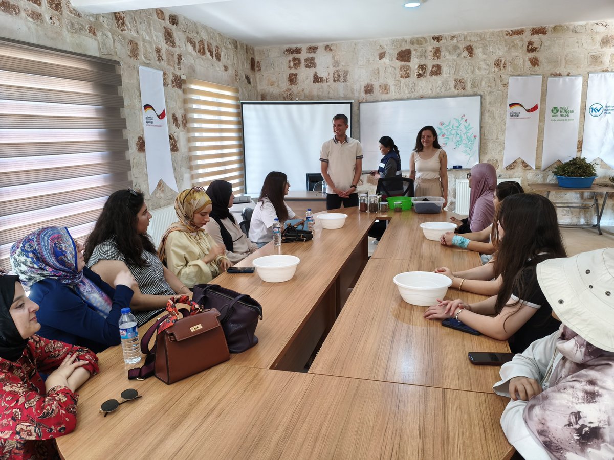 MbbGenclik's tweet photo. Doğa ve Sanat Atölyesi öğrencilerimizle Agroekolojik yöntemlerle kurulan Mardin Ömerli Ekolojik Tarım Uygulama ve Eğitim Merkezini ziyaret ederek planlanan faaliyetler hakkında bilgi edindik.😊👨‍🎓👩‍🎓🌾🚜

#ArtukluGençlikMerkezi https://t.co/TaZQFOAoll