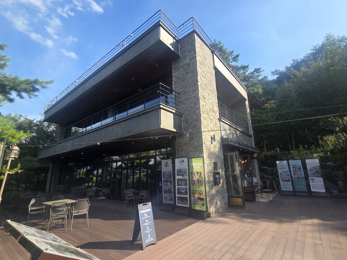 leej6100's tweet photo. 커피한잔의 여유
#사니다카페 
냥이들의 상팔자~ https://t.co/bzEad2FKsO
