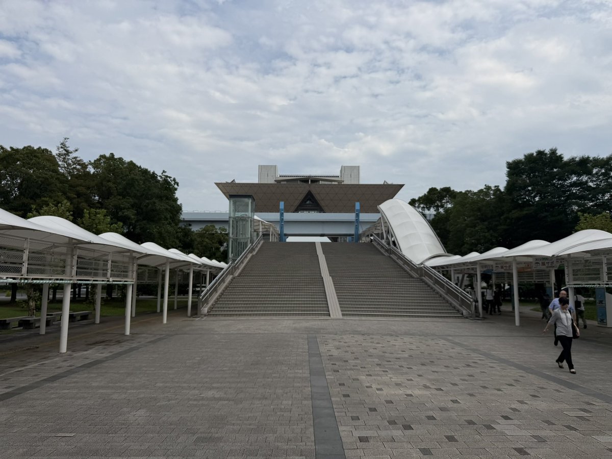 naoken123's tweet photo. 今日賃貸住宅フェアに行ってきました。ここは僕が不動産屋さんの社長になる前に不動産のことがよく分からなくて、必死に勉強をしに行った場所でもあるし、経営者になる為に講演に来ていたある方へ面識もないのにご挨拶に行ったのが20年前。

今ではその方とも面識もあり、時折直接ご連絡もさせて頂く間柄にもなった。

20年間のうちに行かなかったのは1,2回かな。自分のキャリアと共に学びから、出展者に知り合いがいるので顔出しに行くのが目的になり、フェアそのものは今の時流を眺めるくらいになりました。

ただこのフェアの主催の全国賃貸新聞にも、何回か記事にさせて頂いたこともあるし、主催者側にもお知り合いがいる。

今日改めて、自分が名もない人から、自分の姿在り人になれたのを比べると、20年という時の存在に自分を褒めても良いかなと思った。

展示内容は話を聞くというより、こちらが見解を伝える事が多く滞在時間は短かったけど、すごい気分転換にはなった。

20年前は街の不動産屋さんが勉強しに行く人もあまりいなかったと思うけど、今は色んな人が足を運んでいる。

なんだか自分の原点を振り返る場所に今後もなりそうだ。毎年この規模の展示会を参加費無料で開催している主催者もすごい。

長く続けることは大事だと思った。