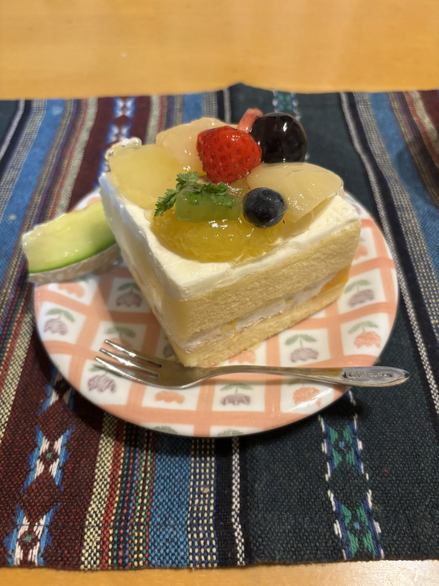 kio_sat0's tweet photo. ほぼ家にいなかったから今日家で誕生日祝ってもらった！！家でケーキ食べる人私しかいないから独り占めるんるん🍰✨ https://t.co/avaenolhqw