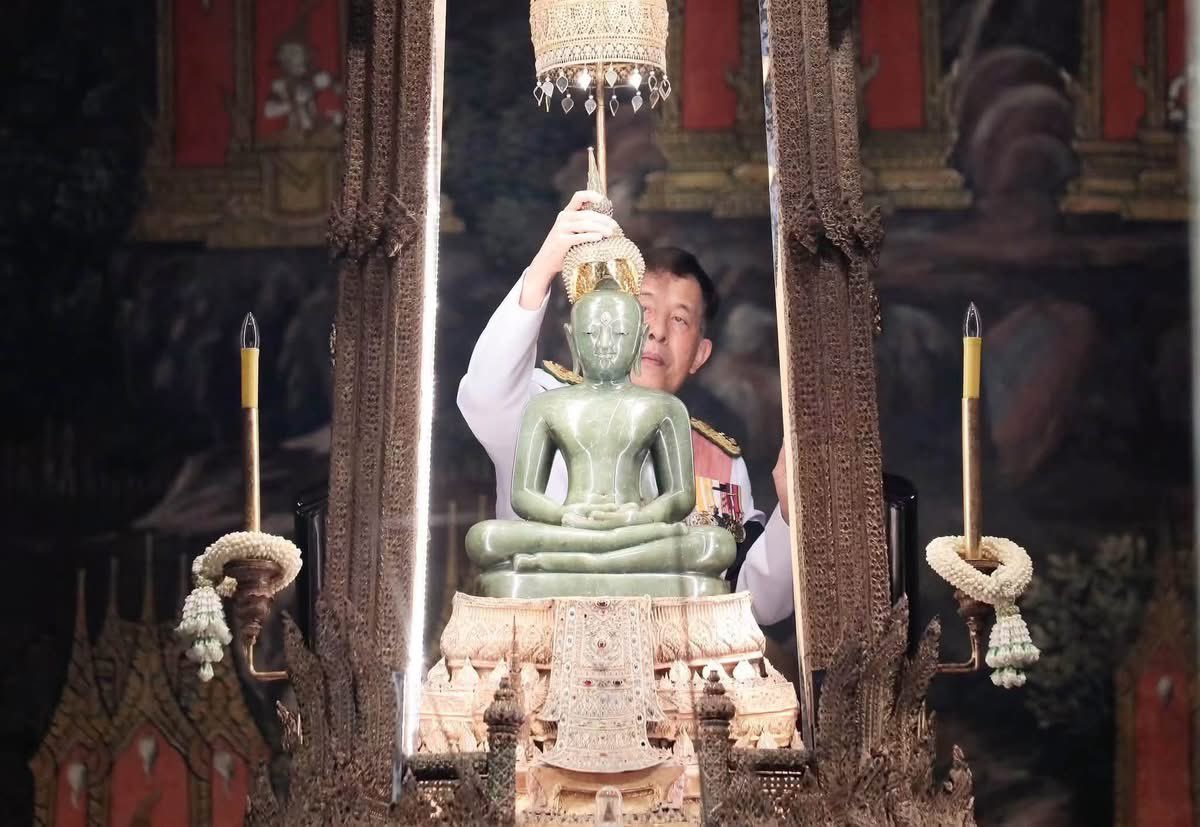 Skyboyz15's tweet photo. “ในหลวง พระราชินี” ทรงเปลี่ยนเครื่องทรงฤดูร้อน พระแก้วมรกต เป็นเครื่องทรงฤดูฝน ณ พระอุโบสถวัดพระศรีรัตนศาสดาราม ในพระบรมมหาราชวัง 🙏🏻 https://t.co/vKEyjtAlhI