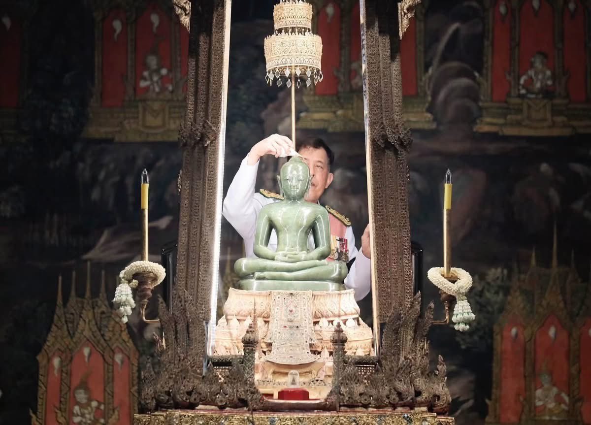 Skyboyz15's tweet photo. “ในหลวง พระราชินี” ทรงเปลี่ยนเครื่องทรงฤดูร้อน พระแก้วมรกต เป็นเครื่องทรงฤดูฝน ณ พระอุโบสถวัดพระศรีรัตนศาสดาราม ในพระบรมมหาราชวัง 🙏🏻 https://t.co/vKEyjtAlhI